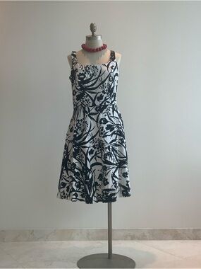 Breezy, Sleeveless Black & White Floral Fit and Flare Dress sz 11/12